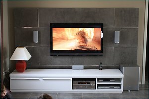 Comment cacher les fils télé au mur ?