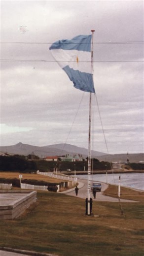 15K views · 26K reactions | El 6 de noviembre de 1820, la bandera argentina flameó por primera vez en las Malvinas, proclamando nuestra soberanía sobre las islas. En 1982, nuestros héroes la defendieron con coraje y honor. Desde hace 205 años, cada día sostenemos la misma convicción: Las Malvinas son argentinas. Y siempre lo serán.  | Ministerio de Defensa | Facebook
