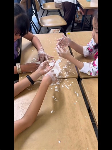 Dino-Saw-Us STEAM CAMP 🌪 Sinking Sand Experiment At first… Children: “Geli!!” 😆 Then curiosity kicks in 👀 They stir, they punch 🤛, they press… 👆 Fingers go into the texture Feeling the sucking effect Sticky, soft, surprising! 💡 Learning through play: ✔ Sensory exploration ✔ Cause & effect ✔ Courage to try ✔ Science they can feel When children explore with their hands, learning becomes real, fun, and memorable ✨ #DinoSawUs #STEAMCamp #HandsOnLearning #SensoryPlay #LearnThroughPlay | Fun Gar
