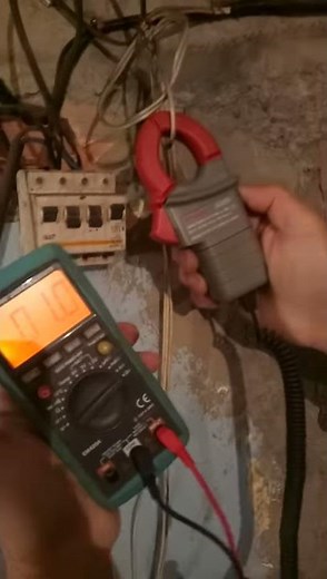 Comment utiliser digital clamp meter pour mesuré l'intensité du courant ✅