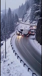 CCTV footage captured a terrifying chain-reaction crash on a mountain highway during the winter. Snow covered the road as cars carefully made their way through a steep, winding stretch of highway. Visibility was low, and the pavement looked slick with ice. Everything seemed under control until one vehicle hit a hidden patch of black ice and began sliding sideways. That single loss of control triggered chaos. The first car spun into the guardrail, and the vehicles behind it slammed on their brake