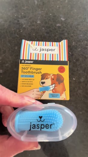 I have to say I really like this. I stayed on my finger. I didn’t have a problem with it falling off. I could really get into those spots. I love that has a carrying case so it stays clean. It comes with two of them and two carrying cases. #jasper #toothbrush #dogsoftiktok #fyp #360