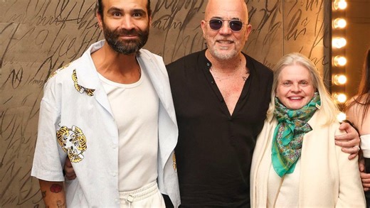 Isabelle Nanty avec le sourire, entourée de Pascal Obispo, Amel Bent et Ycare pour une belle soirée dans une salle emblématique de Paris