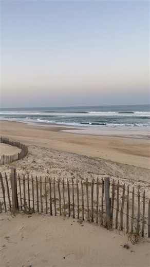 🏖️🌊 𝗢𝗻 𝗻𝗲 𝘀𝗲 𝗹𝗮𝘀𝘀𝗲 𝗷𝗮𝗺𝗮𝗶𝘀 𝗱𝗲 𝗰𝗲𝘁𝘁𝗲 𝘃𝘂𝗲… Que ce soit en été ou en hiver, la plage d’Arna a ce quelque chose qui apaise, émerveille et fait du bien. Une parenthèse hors du temps, à chaque saison. #arnaoutchot #libranoo #france4naturisme #plagelandaise #campingnaturisme | Arnaoutchot