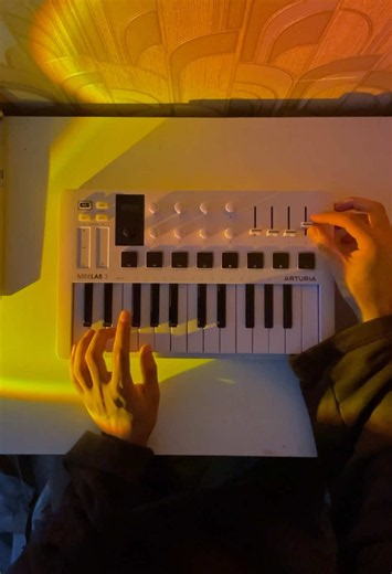 Controlador MIDI Arturia MINILAB 3: lleva tu estudio a todas partes