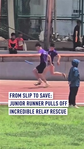 A jaw-dropping moment at the Fuzhou Junior Athletics Championships in China! During the 4x100m relay, the baton slipped mid-exchange, but what happened next stunned everyone. In a split second, the 15-year-old runner Liu Kaiyuan used the instep of his foot to flick the rebounding baton back up and catch it, keeping the race alive with incredible composure and instinct. #RelayRace #YouthSports #IncredibleMoment #ChinaSports