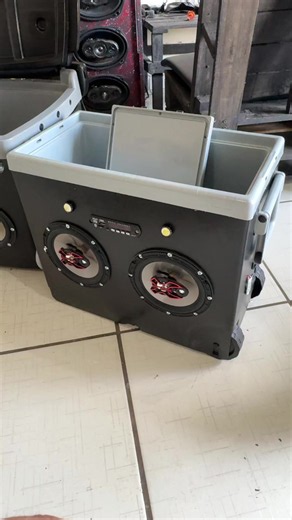 Caixa Térmica com Som, LEDs e Rodinhas - Projeto JBL Brasil