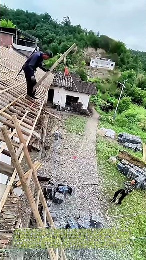 屋根の上で命を懸ける男：伝統工法が生む驚きのバランス術