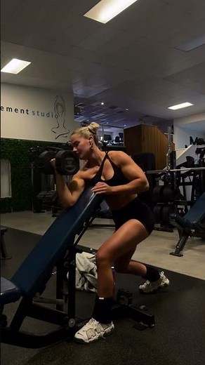 Aussie Fitness Model Emma Hartley’s Crazy Bicep & Shoulder Workout 💪✨