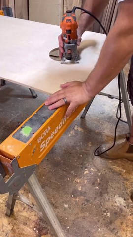 Cornhole boards holes cut with an easy template and bearing bit #cornhole #woodworkingprojects #diy