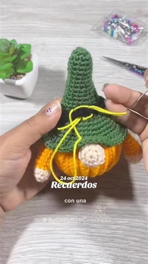 🎃✨ Hoy te muestro cómo coser paso a paso este llavero gnomo calabaza, un diseño súper tierno y perfecto para esta temporada 🍂🧡 Link del tutorial completo en los comentarios 👇🏻 Si aún no lo has tejido — ¡te va a encantar hacerlo! 💫 #amigurumi #crochet #gnomocalabaza #llaveroamigurumi #Recuerdoset | Creative crochet