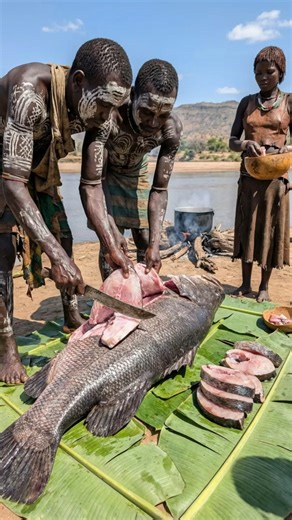 Raw! Karo Tribe Butchering: Fresh Nile Perch 🩸🥩 #tribalcooking #tribalfood