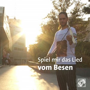 Ein Iraner spielt Straßenfeger: Mit seiner Besen-Violine will Iman Dorosti auf Umweltverschmutzung in Teheran aufmerksam machen. | tagesschau