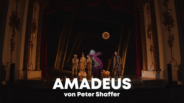 Am Freitag hat Peter Shaffers Stück “Amadeus” im goldverzierten Schlosstheater des Neuen Palais erfolgreich Premiere gefeiert: “Die Potsdamer Inszenierung kippt nicht in die Groteske wie der berühmte Film, doch im Schlosstheater im Neuen Palais sortiert die Regisseurin Bettina Jahnke das Stück zu einem bestens angezogenen Spaß." Märkische Allgemeine Zeitung Diese Woche habt ihr gleich fünf Mal die Gelegenheit die Rivalitäten zwischen Wiens Hofkapellmeister Salieri und dem Wunderkind Wolfgang Ama