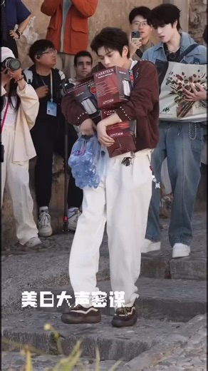 DingYuXi Ryan 丁禹兮 | 丁禹兮 - 中餐厅录制 你最勤劳的搬运工～ ”Chinese Resturant“ variety show recording Your best handyman at work! #dingyuxi #ryanding #Ryandingyuxi #丁禹兮... | Instagram