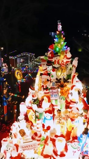 You've seen toys under the tree, but a tree made of toys? 🎄🧸 Stream the newest Great Christmas #LightFight episode on Hulu! And, spoilers in 3... 2... 1... Congratulations to the McCarty-Williams Family! | The Great Christmas Light Fight