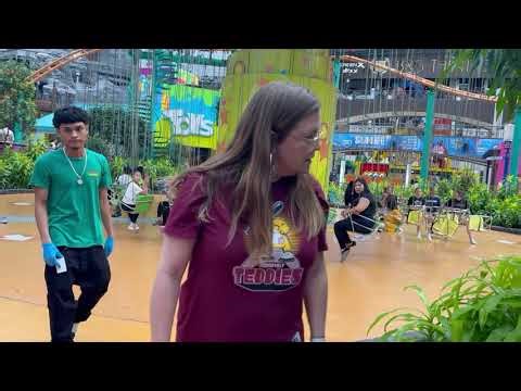 Backyardigans swing along mall of America