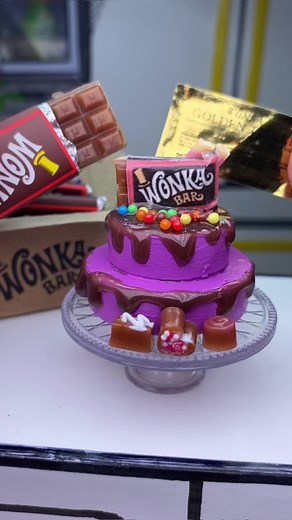 Miniverse Wonka bar cake!!🍫💗#wonka #willywonka #miniverse #miniversewonka #miniversewonkabars #kellysminiverse #miniverse #new #rare #goldenticket