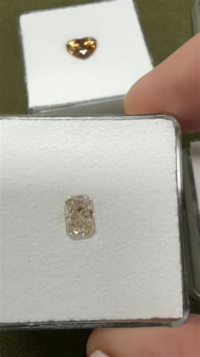 Not all sparkle is created equal. See why collectors can’t look away from these rare Argyle Champagne Diamonds. | Hope Diamonds