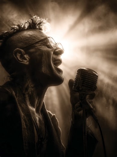 Warumist...? Ein kraftvoller deutscher Rocksong über eine Welt, die aus dem Gleichgewicht geraten ist. „Warum? Wann hört der Wahnsinn auf?“ bringt Frust, Wut, Enttäuschung und Hoffnung in eine ehrliche, direkte Sprache. Der Song prangert Hass, Lügen, Fassaden und gesellschaftliche Kälte an, während er gleichzeitig nach Menschlichkeit, Wahrheit und Zusammenhalt ruft. Mit harter Energie, emotionaler Tiefe und einer rebellischen Botschaft trifft dieser Track mitten ins Herz und stellt die Fragen, d