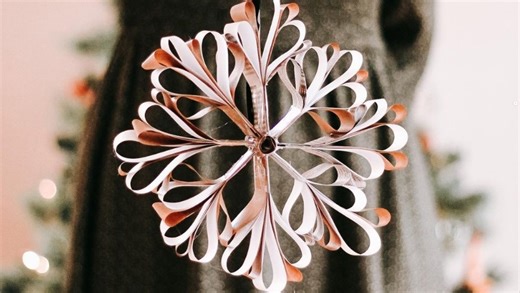 DIY : le tuto déco facile pour faire des flocons de neige en papier avec les enfants