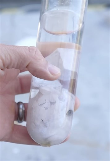 Does sodium metal explode in dry water?