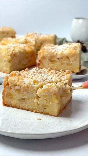 So schnell gemacht und einfach unwiderstehlich lecker: meinen Apfel-Streusel-Rührkuchen solltest du unbedingt probiert haben! 🫶🏻 Manchmal muss ein Kuchen gar nicht mit ausgefallenen Zutaten glänzen oder eine komplizierte Zubereitung erfordern. Alles, was du für diesen köstlichen Apfelkuchen brauchst, ist ein saftiger Rührteig, jede Menge frischer Äpfel und natürlich eine großzügige Schicht goldbrauner Butterstreusel, die beim Backen herrlich knusprig werden. Schon beim Backen duftet die ganze 