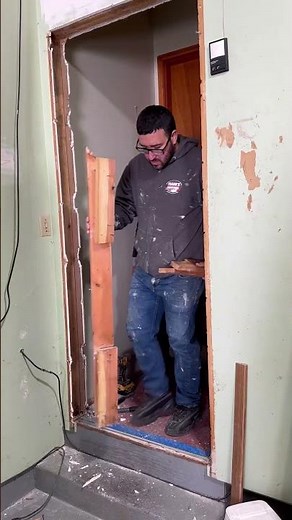 🚪✨ Cómo Instalar una Puerta Nueva y Remover una Puerta Corrediza Vieja | Guía Paso a Paso 🔧🏡