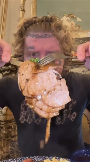 Cursedbrudda on Instagram: "Christmas Dinner at WETHERSPOONS?!? 🎄🥘🔥 #christmasdinner #christmas #christmasfood #wetherspoons #spoons #foodreview #turkey #britishfood"