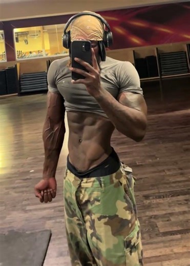 Rate This Physique 1-10? 💪 Gym Mirror Selfie