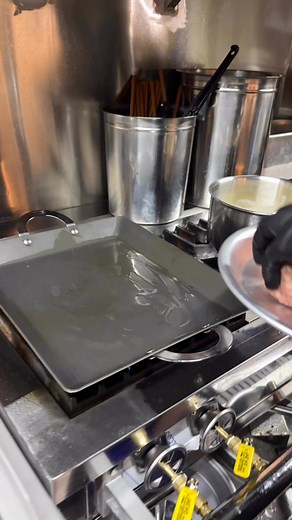 서울에서 철판치즈버거 주문하면 생기는 일 cheese burger #koreanstreetfood #streetfood #koreanfood #mukbang | YUMMY FOOD