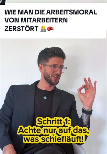 Vergiss jedes Führungskräfte Coaching! Büro Chef Herr G. zeigt EXKLUSIV, wie man ein Team führt, motiviert und nachhaltig an sich zweifeln lässt. 🤝 Schicken Sie es Ihren Büro Kollegen, wenn Sie sich nach so einer highperformenden Führungskraft am Arbeitsplatz sehnen! Oder lieber Achim als Chef im Office? @Vecchiio #büro #homeoffice #office #corporate #satire