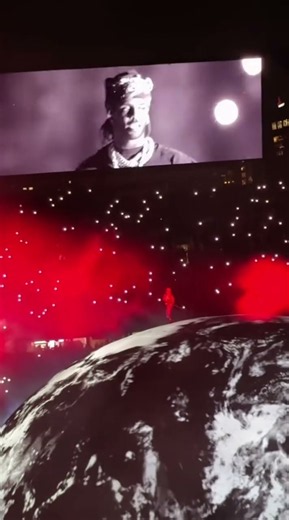 Chief Keef Performs Hit SONG “Love Sosa” LIVE On Stage With Kanye West!