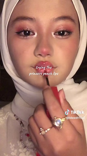 Grape Lip Oil Review: Lightweight Consistency and Princess Peach Lips