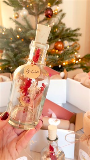 Potje Geluk on Instagram: "Bijnaaa Kerst!😍❤️🎄 Wij genieten ENORM van jullie lieve berichten naar elkaar! En… we met 3 vrouwen keihard aan het werk om alle bestellingen vandaag, uiterlijk morgen te versturen, zodat alle potjes geluk op tijd voor Kerst bezorgd zijn. Dat gaat lukken!💪🏻 Hoe eerder je vandaag bestelt hoe beter, dat scheelt ons misschien ietsje pietsje inpakstress😉😘 #kerst #december #potjegeluk #liefde #handgemaakt"