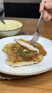 ¡Chef francés reveló el truco para una pechuga de pollo perfecta y jugosa! . . . . INGREDIENTES: - 1 pechuga de pollo - 2 cucharaditas de harina de trigo - Sal - Pimienta negra - 2 huevos - Perejil - 1 cucharada de parmesano - 1 diente de ajo - romero - 1 cucharada de mantequilla - chorrito de aceite de oliva - 1/4 taza de vino blanco - 1 cucharada de mantequilla MODO DE PREPARACIÓN Hacer pequeñas incisiones en la pechuga de pollo y con un batidor, abrir el pollo. Sazona la pechuga de pollo con 