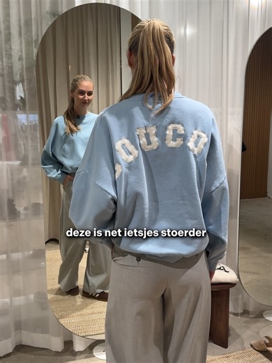 Een sweater alleen casual? Zeker niet! Anne laat je zien hoe je je sweater ook op een chique manier kunt dragen. Shop online via onze webshop 👉 Link in bio! #sweater #chique #casualchicoutfit #casualchicfashion #netjes