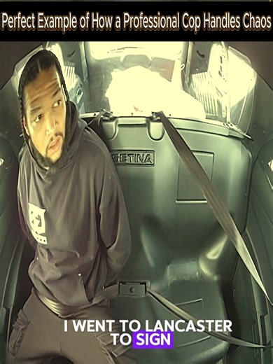 Perfect Example of How a Professional Cop Handles Chaos #cops #copwatch #bodycam #dashcam #crime #policeofficer | COPS Traffic Light