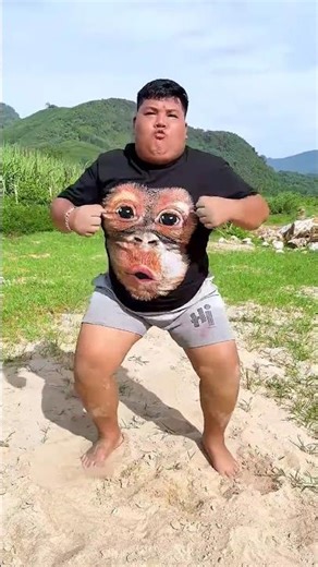 Does he look like king kong?🦍😂