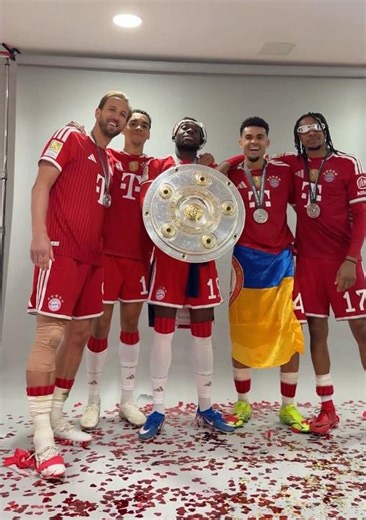 Kane, Musiala, Davies, Díaz and Olise posing for the ICONIC PHOTO | Bayern's Bundesliga title party