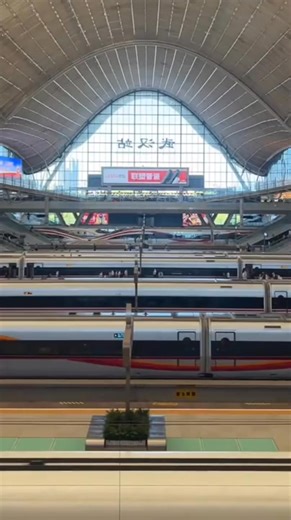 A Sci-fi scene in real life! Captured by a foreign vlogger, Wuhan Railway Station’s waiting hall shows rows of high-speed trains perfectly aligned, brimming with futuristic vibes. #ChinaRailway #RailwayTime | China Railway
