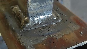 30K views · 996 reactions | Soldadura por cordón en paralelo, aplicada con Electrodo 6013 de 332 con 90 Amperes.. 220vts polaridad inversa.. Porta Electrodo en el + Pinza de Tierra en el - | Herreria Artesanal Los Arcos | Facebook
