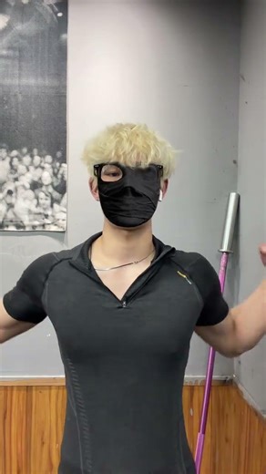 Broad Shoulders, Narrow Waist, and Seductive Energy: A Visual Thrill