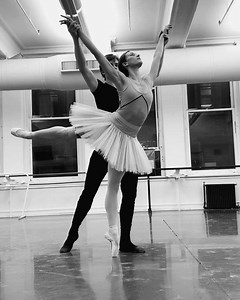 First rehearsals 🖤🦢 Devon Teuscher and Aran Bell | Keep your eyes out for an exclusive extended cut video on IGTV of the working process of principal #ABTSwanLake rehearsals | #ABTPrincipal Devon Teuscher and #ABTCorps Aran Bell dancing Odette & Siegfried Act II | American Ballet Theatre