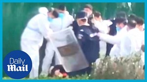 Foxconn workers RIOT at world's biggest Apple factory in China over Covid lockdown - The Global Herald