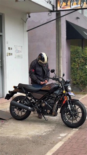 The paperwork is done. The engine is running. The road is waiting. Harley-Davidson 440X — now on the streets of Colombo. Delivered by Exotic Bike Auto. Congratulations to our newest rider. Welcome to the family. 📍 24, 7 Flower Rd, Colombo 00700 📞 071 594 4444 #ExoticBikeAuto #HarleyDavidson #HD440X #HarleyDavidson440X #SuperbikeSriLanka