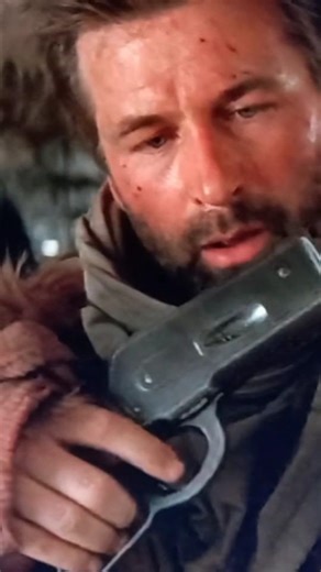 Alec Baldwin finds a Winchester Model 1886 in a hunter's cabin. Anthony Hopkins. The Edge (1997) 📽