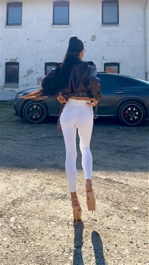 When a Profi walks in highheels,with a beautiful Mercedes visible in the background👠🫦🔥#mercedes