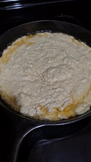 Get your pan hot with oil before putting your cornbread mix in. 💯 #southerncooking #hack #cornbread | Linda Holder