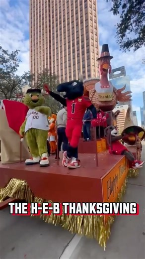 been practicing my princess wave #houston #nfl #mascot #thanksgiving #parade #comewithme